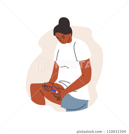 Young woman apply injection pen syringe in thigh. 110031504