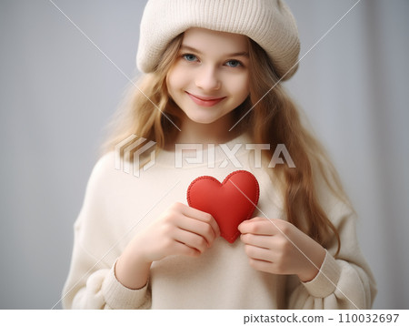 有心臟的一名微笑的婦女 110032697