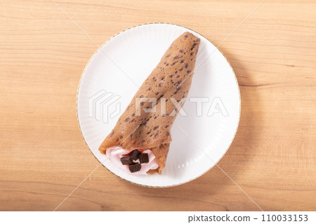 Cocoa rind, diced chocolate, strawberry sauce crepe 110033153