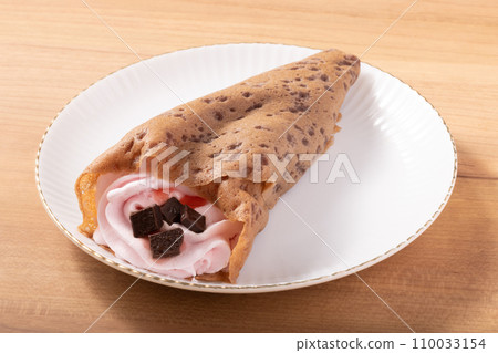 可可皮、巧克力丁、草莓醬薄餅 110033154