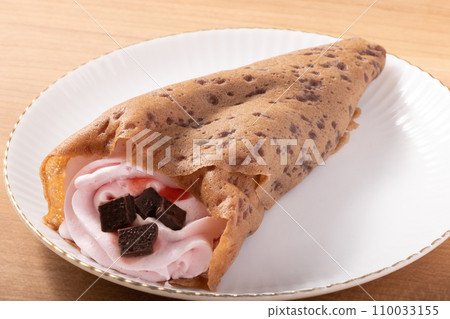 可可皮、巧克力丁、草莓醬薄餅 可可皮、巧克力丁、草莓醬薄餅 110033155