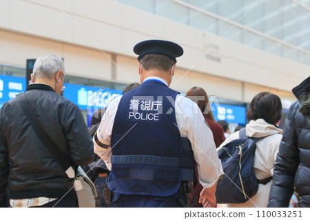 在機場巡邏的警察後視安全大都會警察局 在機場巡邏的警察後視安全大都會警察局 110033251
