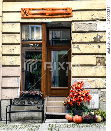 Old wooden door with flowers and bench in the old town of Przemysl, Poland 110033254