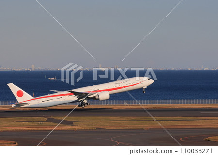 政府專機起飛，飛越官邸 110033271