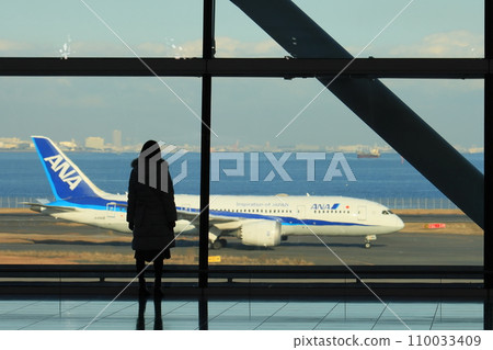 羽田機場第 2 航廈國際大廳 女性看飛機 男女 110033409