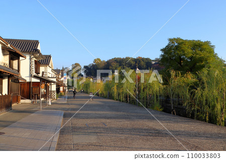 Kurashiki Bikan Historical Quarter in late autumn: On the banks of the Kurashiki River (Kurashiki City, Okayama Prefecture) Kurashiki Bikan Historical Quarter in late autumn: On the banks of the Kurashiki River (Kurashiki City, Okayama Prefecture) 110033803