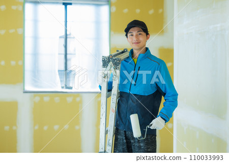 A young man working in the interior design industry 110033993