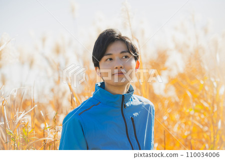 一個人走在潘帕斯草田裡 110034006