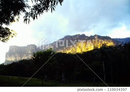 venezuela table mountain 110034397
