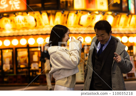 一名男子在夜間在市中心喝醉酒 110035218