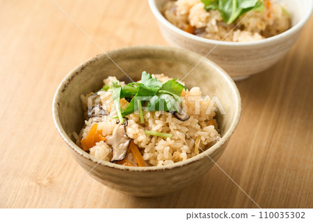 Gomoku okowa served in a bowl 110035302