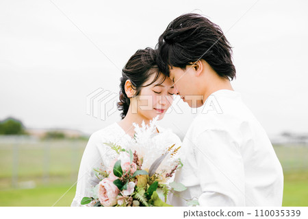 休閒婚禮、情侶、情人、草原情侶的形象 休閒婚禮、情侶、情人、草原情侶的形象 110035339