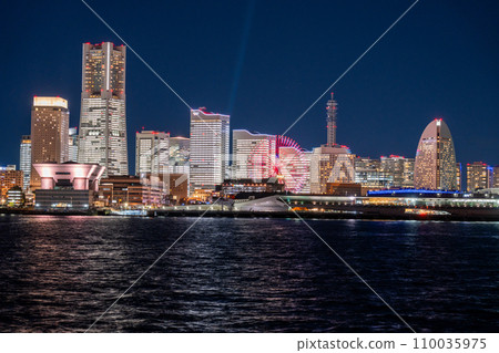 [神奈川縣]橫濱港未來夜景/所有辦公室都亮燈了 110035975