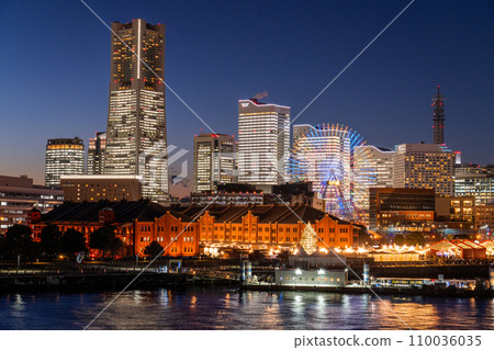 [神奈川縣]橫濱港未來夜景/所有辦公室都亮燈了 110036035