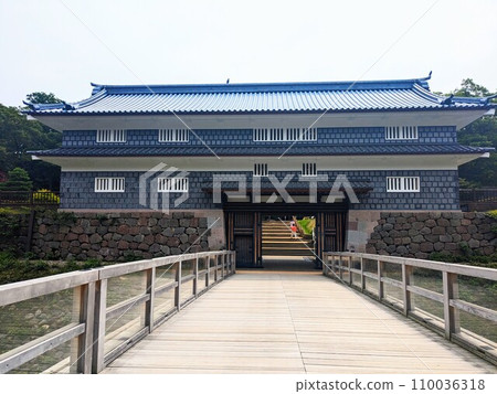 Kanazawa Castle entrance from Oyama Shrine 110036318
