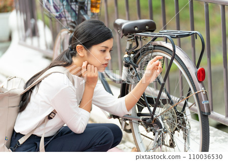 騎腳踏車時遇到麻煩的年輕女子 (mamachari) 110036530