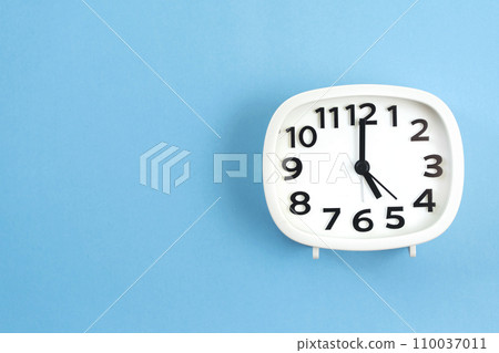 時鐘時間5:00、17:00、5:00、17:00 時鐘時間5:00、17:00、5:00、17:00 110037011