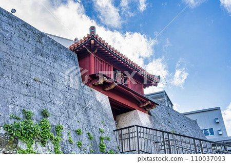 Blue sky and Shuri Castle Shukujunmon, Naha City, Okinawa Prefecture Blue sky and Shuri Castle Shukujunmon, Naha City, Okinawa Prefecture 110037093