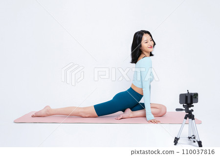 healthy beauty stretching motion a female photo image taken with a smartphone healthy beauty stretching motion a female photo image taken with a smartphone 110037816