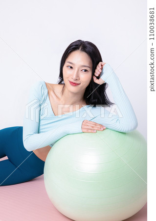 Healyh Beauty_woman leaning on a gym ball Healyh Beauty_woman leaning on a gym ball 110038681