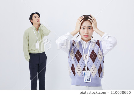 work stress_Putting on your head due to pain 110038690