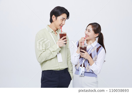 Work Stress_Having fun drinking coffee of men and women 110038693