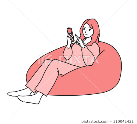 一位女士在沙發上放鬆時看著智慧型手機的插圖 110041421