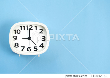 Clock time 9am 9pm 9pm 21:00 110042189