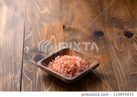 Himalayan rock salt (pink salt) rich in minerals 110043833