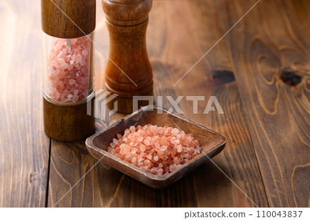Himalayan rock salt (pink salt) rich in minerals 110043837