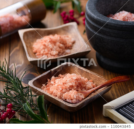 Himalayan rock salt (pink salt) rich in minerals 110043845