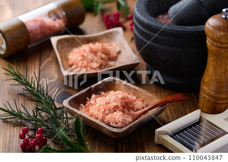 Himalayan rock salt (pink salt) rich in minerals 110043847