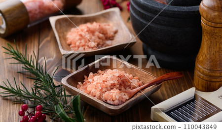 Himalayan rock salt (pink salt) rich in minerals 110043849