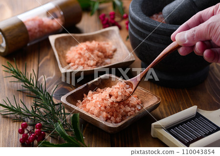 Himalayan rock salt (pink salt) rich in minerals Himalayan rock salt (pink salt) rich in minerals 110043854