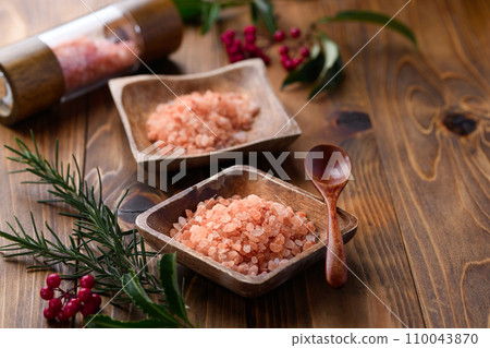 Himalayan rock salt (pink salt) rich in minerals 110043870