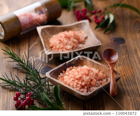 Himalayan rock salt (pink salt) rich in minerals Himalayan rock salt (pink salt) rich in minerals 110043872