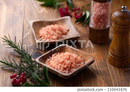 Himalayan rock salt (pink salt) rich in minerals Himalayan rock salt (pink salt) rich in minerals 110043876