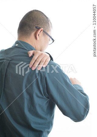 shoulder pain image 110044057
