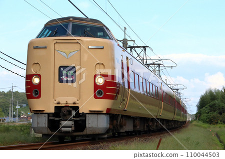 Hakubi Line Limited Express Yakumo: 381 series train (JNR color revival formation) 110044503