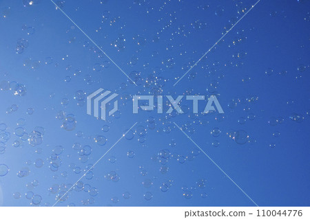 藍天和飛舞的肥皂泡 110044776