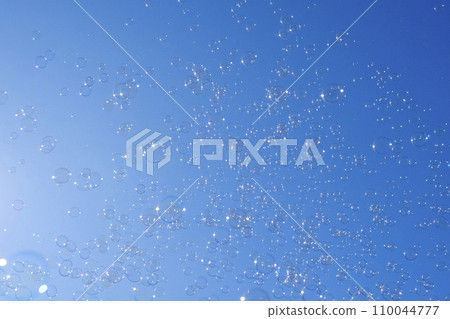 Blue sky and flying soap bubbles 110044777