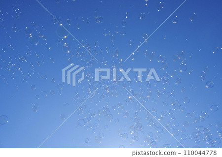 藍天和飛舞的肥皂泡 110044778