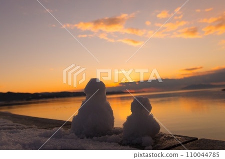 sunset snowman 110044785