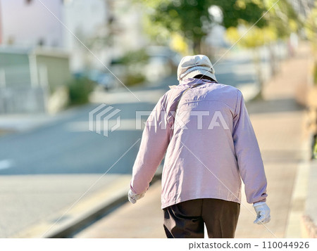一位老年婦女在住宅區行走的後視圖 110044926