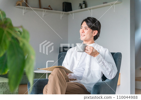日本男人早上一邊喝咖啡一邊看英文報紙(週日/放鬆) 日本男人早上一邊喝咖啡一邊看英文報紙(週日/放鬆) 110044988