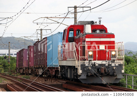 山陽本線開往水島臨海鐵道的貨運列車（DD200型牽引） 110045008