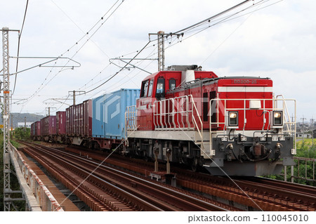 Freight train heading from Sanyo Main Line to Mizushima Rinkai Railway (DD200 type towed) 110045010