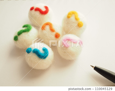 Hatena mark and pen? question mark Hatena mark and pen? question mark 110045129