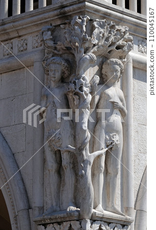 Detail of the Doge Palace with statues of Adam and Eve, St. Mark Square, Venice, Italy 110045167