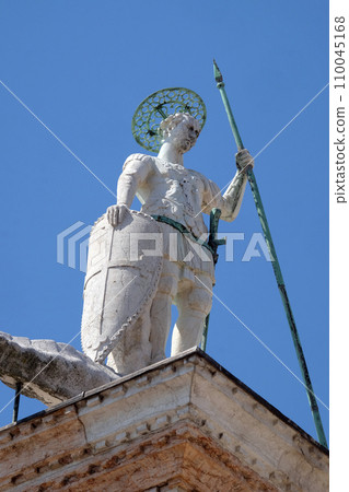 Saint Theodor, statue on a column on the Piazza San Marco, Colonne di San Teodoro, Venice, Italy Saint Theodor, statue on a column on the Piazza San Marco, Colonne di San Teodoro, Venice, Italy 110045168